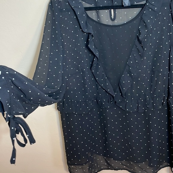 Torrid size 2 POLKA DOT PRINT RUFFLE TIE BLOUSE - Picture 5 of 8